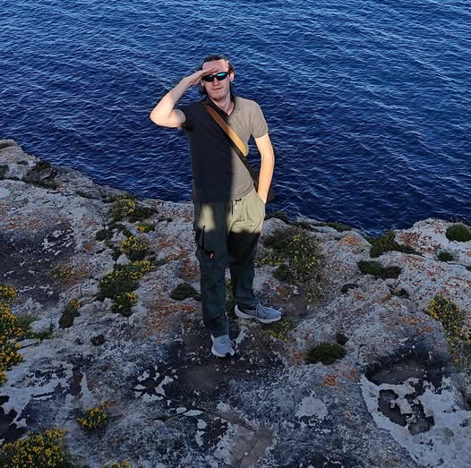 Toon van Berkel on vacation in Mallorca, a sea in the background and standing on natural rocks.